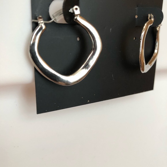 Tahari Fashion Earrings - Picture 2 of 3